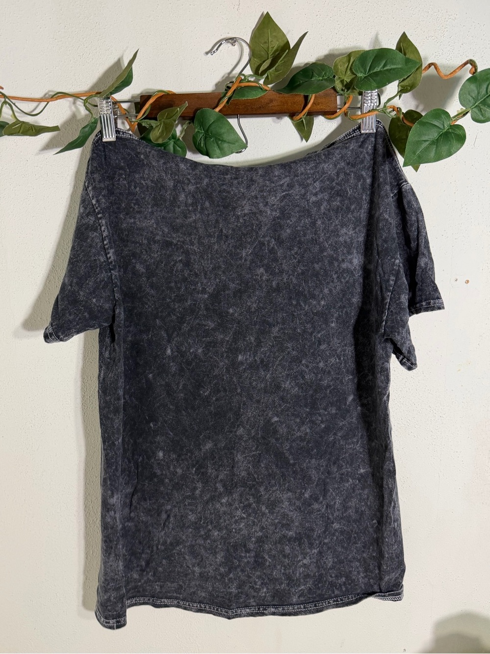 Pink Floyd Black Vintage-Style Graphic Tee with Purple Logo - Picture 4 of 4